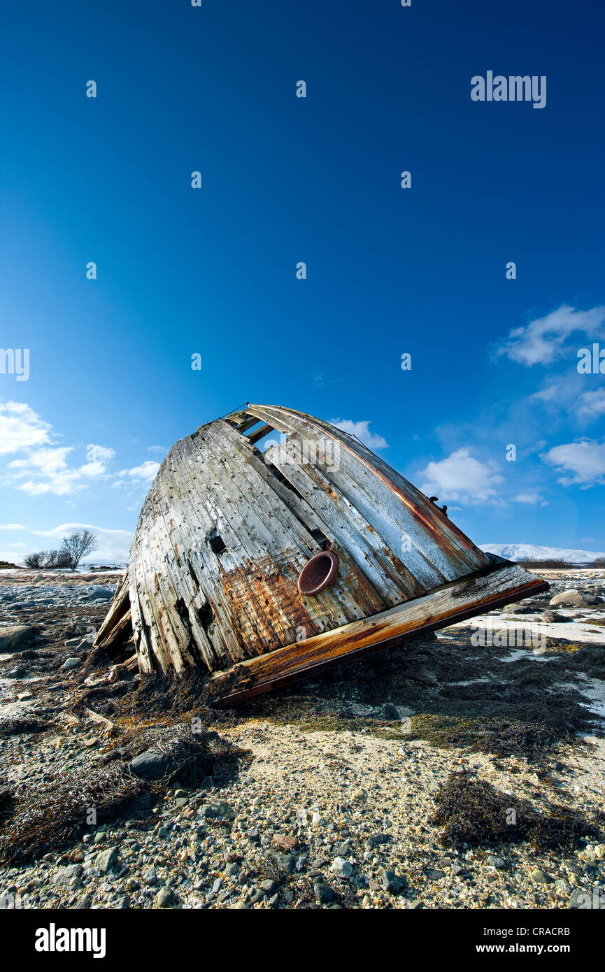 Vecchia nave relitto giace inclinato su un litorale a bassa marea Foto Stock