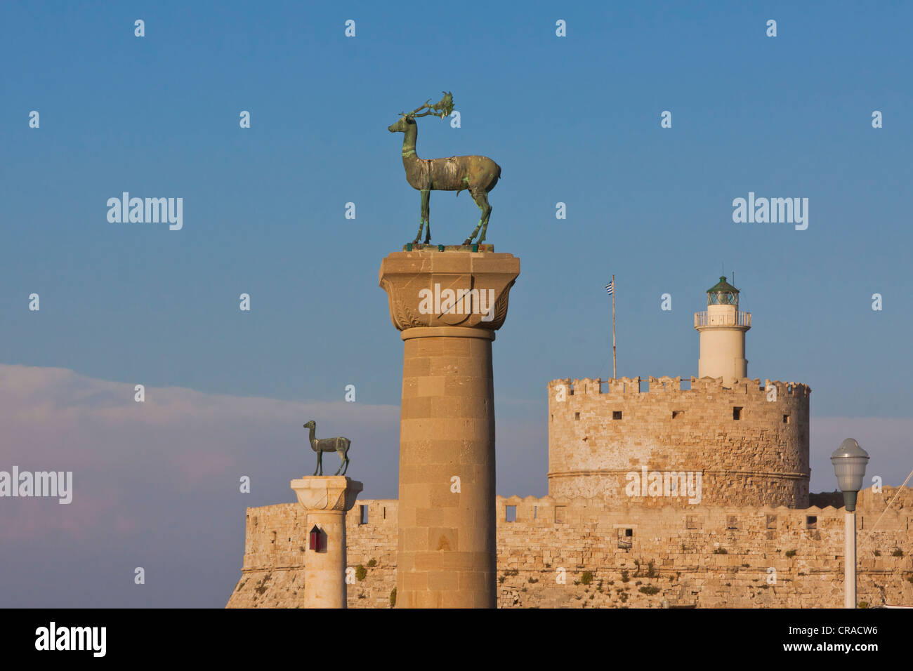 Elafos e Elafina, feste di addio al celibato e il DOE sculture su colonne,  con Agios Nikolaos torre fortezza, Mandraki Harbour, Rodi, Grecia Foto  stock - Alamy