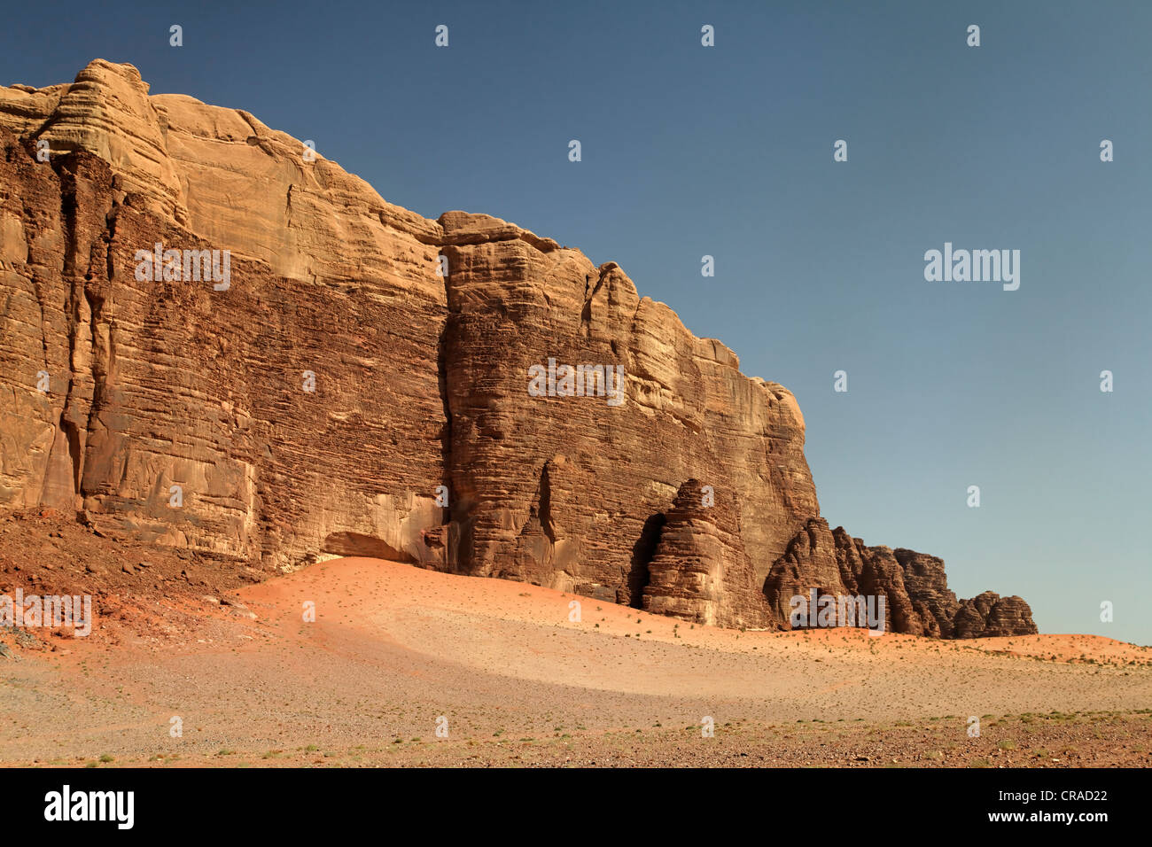 Pianura del deserto con un aumento massiccio montuoso, Wadi Rum, il Regno hascemita di Giordania, Medio Oriente e Asia Foto Stock