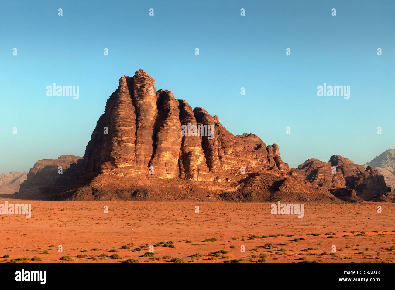 Sette Pilastri della saggezza, In montagna, in pianura, deserto Wadi Rum, Regno Hascemita di Giordania, Medio Oriente e Asia Foto Stock