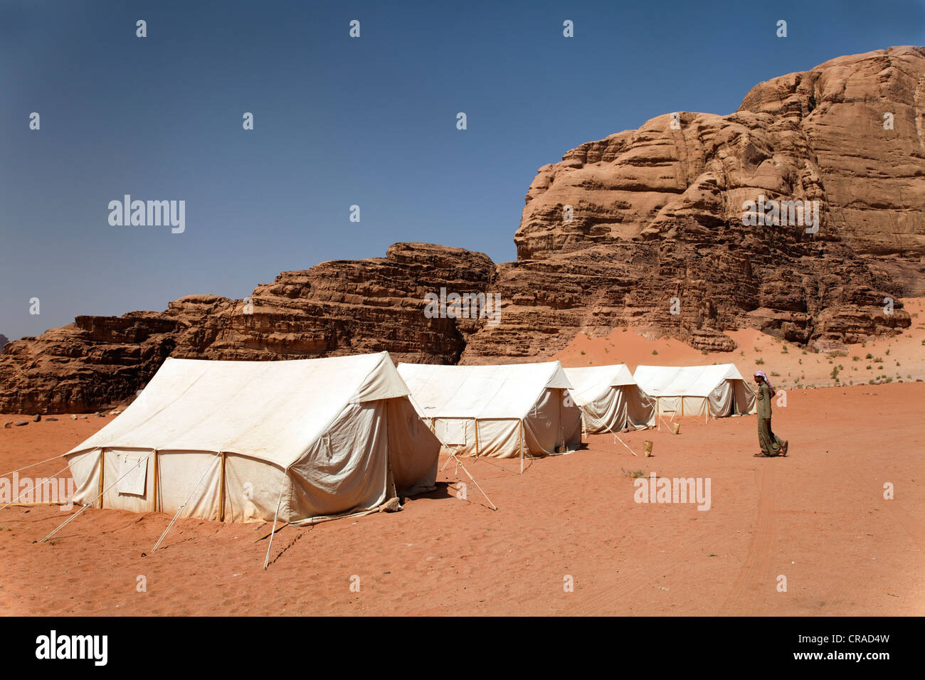 Il camp per turisti, tende, beduino, montagne, deserto, Nature Preserve, Wadi Rum, il Regno hascemita di Giordania, Medio Oriente e Asia Foto Stock