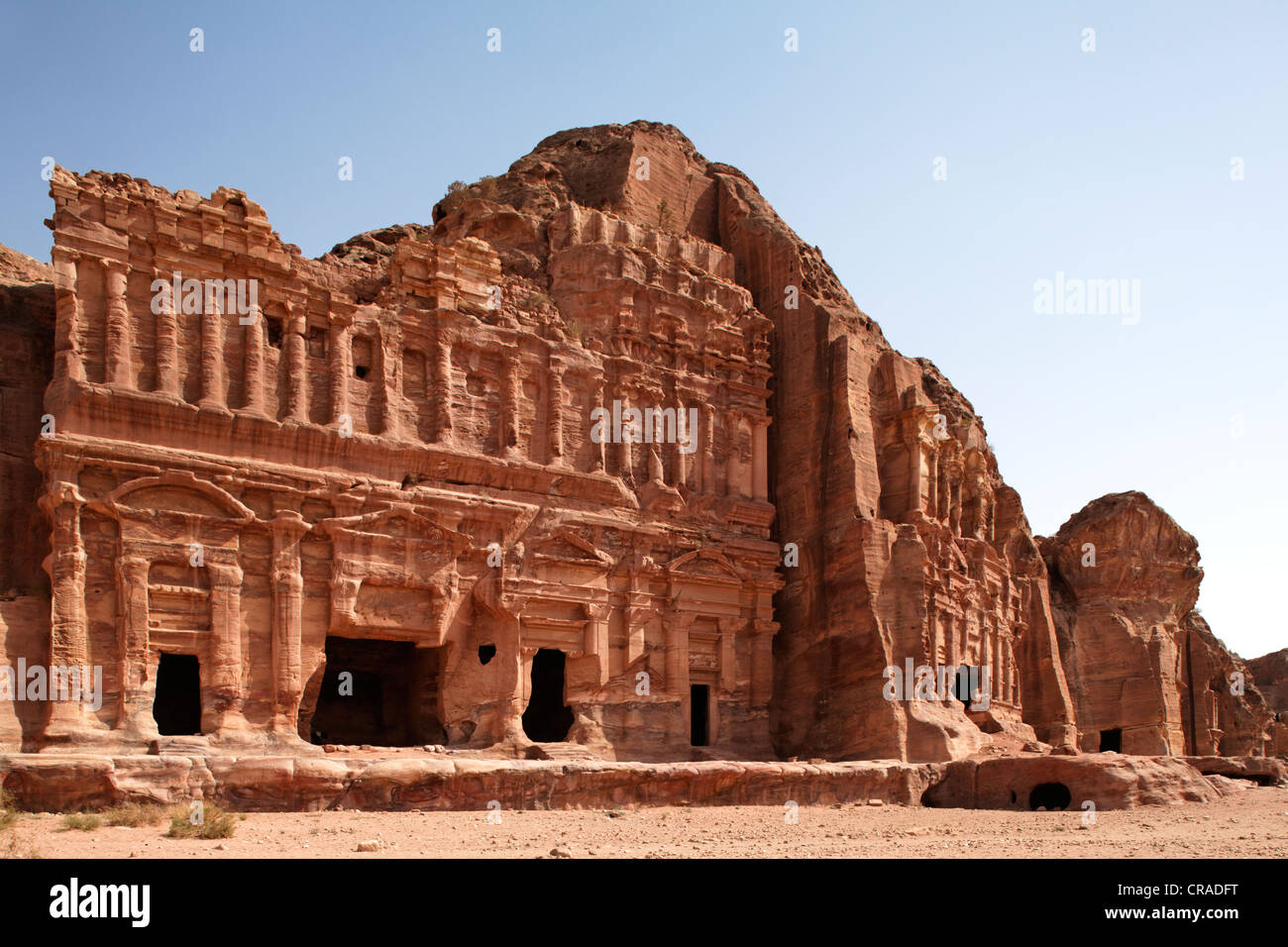 Tomba del palazzo, con lesene e colonne impegnato, Petra, la città capitale del Nabataeans, rock city, UNESCO sito Hertage Foto Stock