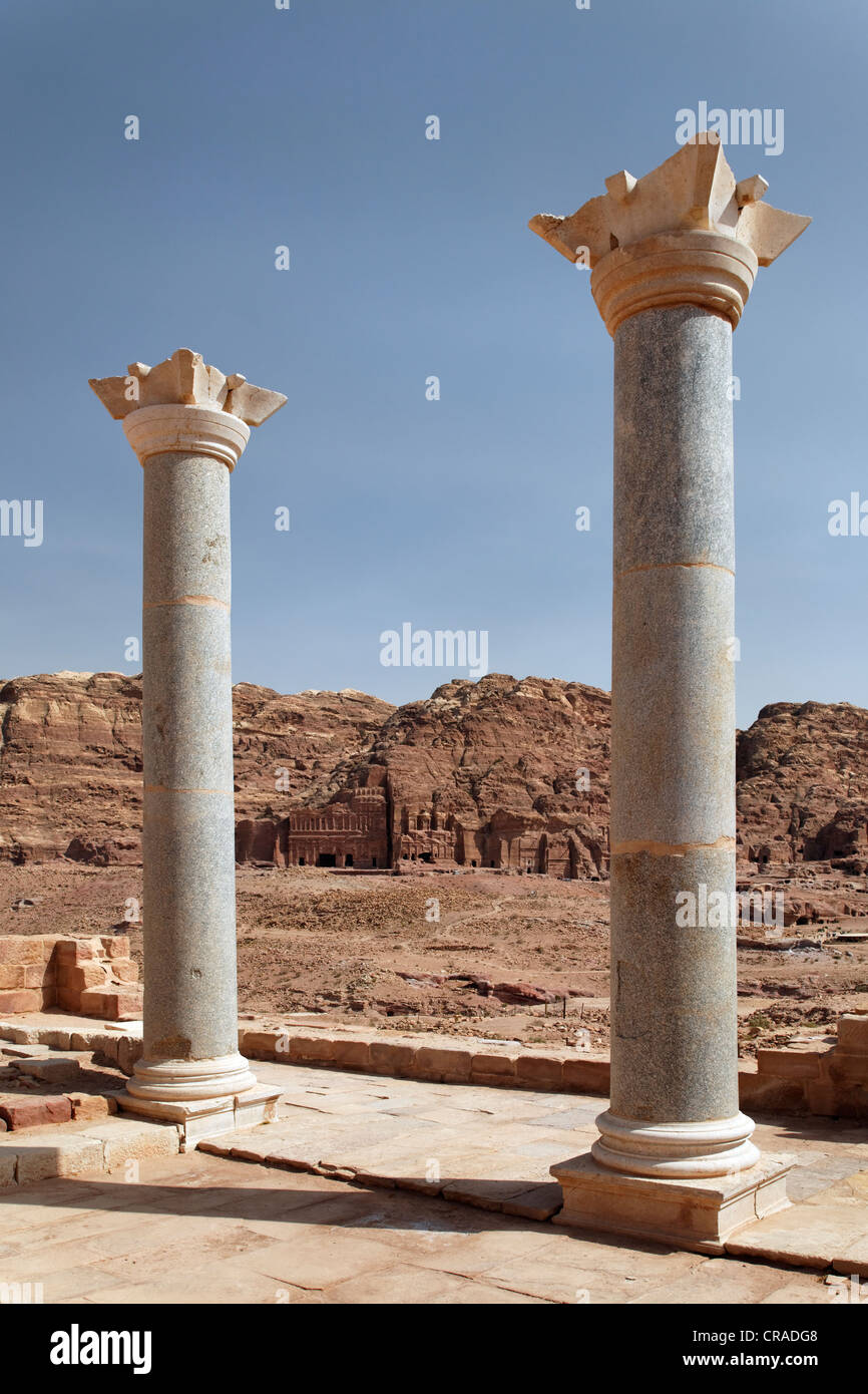 Le colonne del tempio dei leoni alati, Valle del Tombe Reali, Royal parete, Petra, la città capitale del Nabataeans Foto Stock