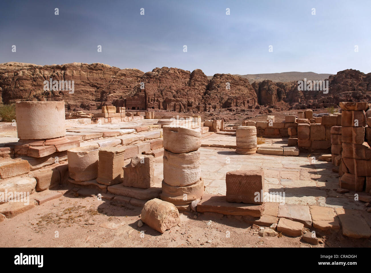 Valle del Tombe Reali, Royal parete, colonne del tempio dei leoni alati, Petra, la città capitale del Nabataeans Foto Stock