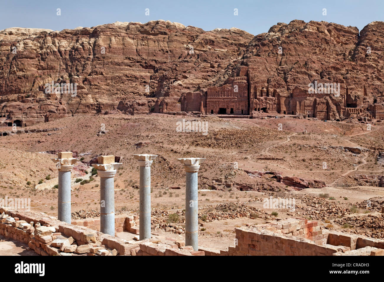 Valle del Tombe Reali, Royal parete, colonne del tempio dei leoni alati, Petra, la città capitale del Nabataeans Foto Stock