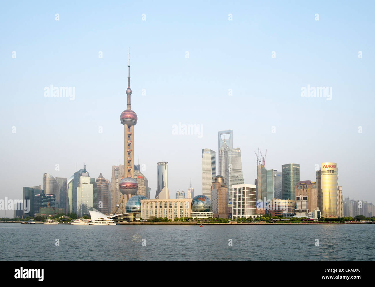 Vista del paesaggio urbano del quartiere Pudong di Shanghai in Cina Foto Stock