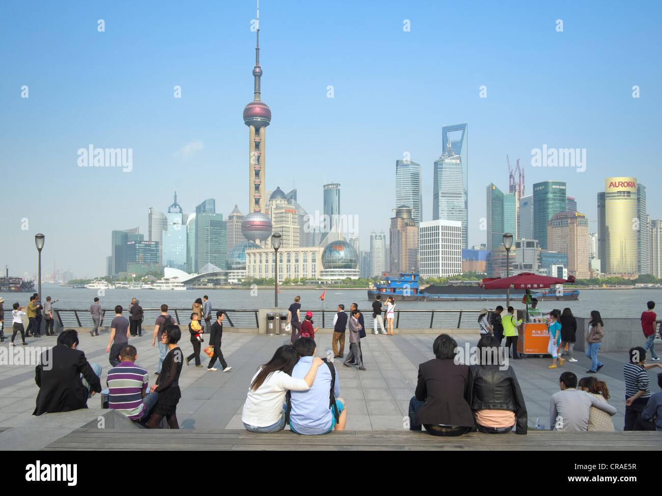 Vista del paesaggio urbano del quartiere Pudong di Shanghai in Cina Foto Stock