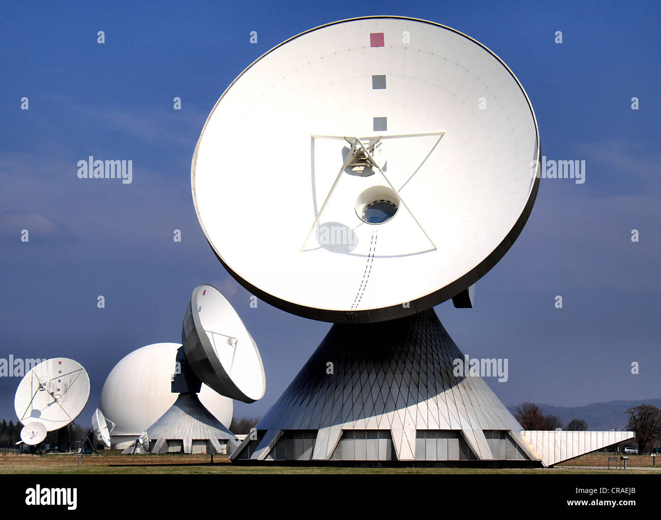Antenne paraboliche della stazione di terra in Raisting, Baviera, Germania, Europa Foto Stock