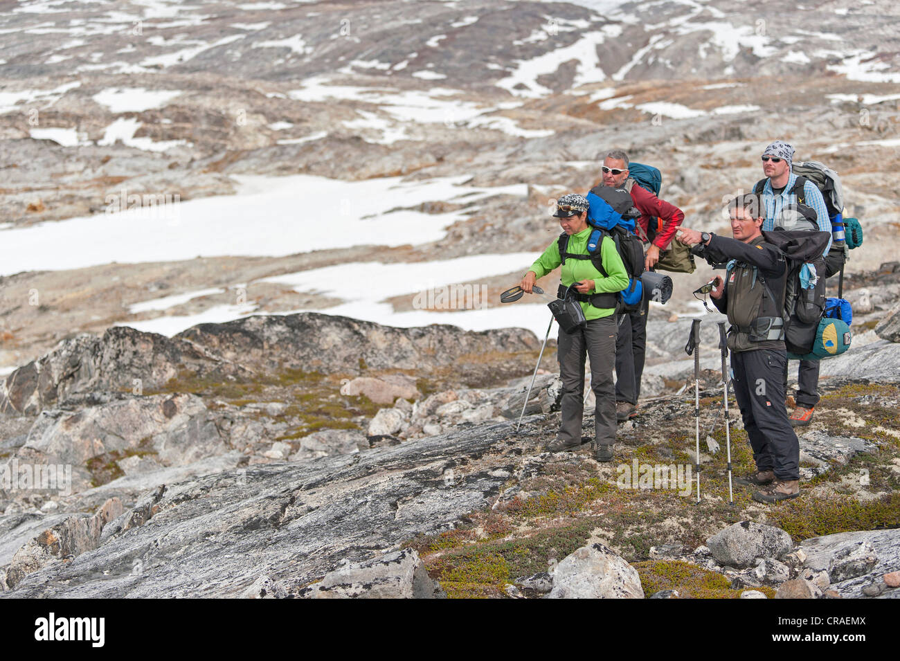 Gruppo di escursionisti con una guida, al Ghiacciaio Mittivakkat, Ammassalik Penisola, est della Groenlandia, Groenlandia Foto Stock