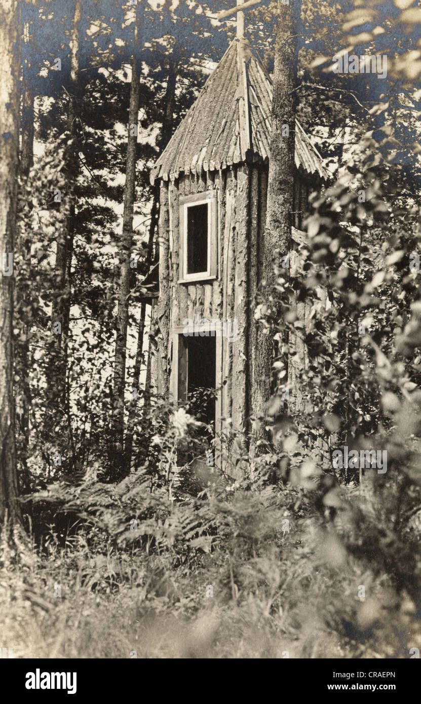 Tiny Log Cabin Torre nel bosco Foto Stock
