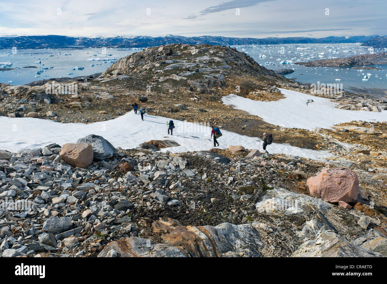 Gruppo di escursionisti con una guida, iceberg vicino Tiniteqilaaq, Ammassalik penisola, al fiordo di Sermilik, est della Groenlandia, Groenlandia Foto Stock
