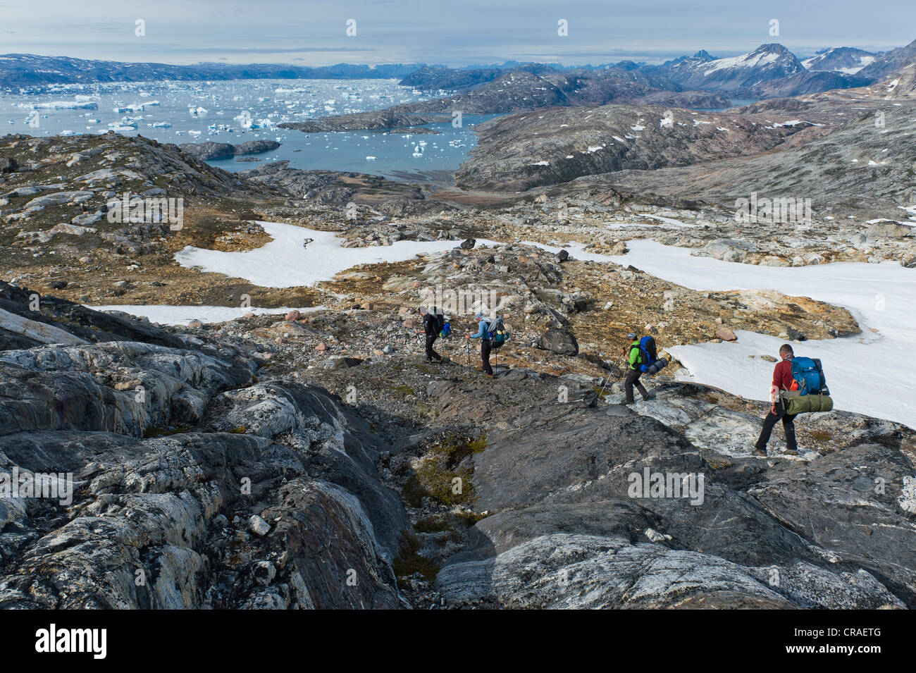Gruppo di escursionisti con una guida, iceberg vicino Tiniteqilaaq, Ammassalik penisola, al fiordo di Sermilik, est della Groenlandia, Groenlandia Foto Stock
