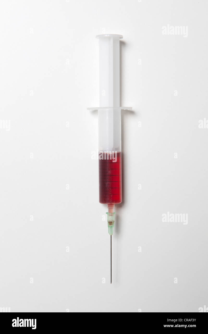 La siringa con il sangue la donazione di sangue, prelievo di un campione di sangue Foto Stock