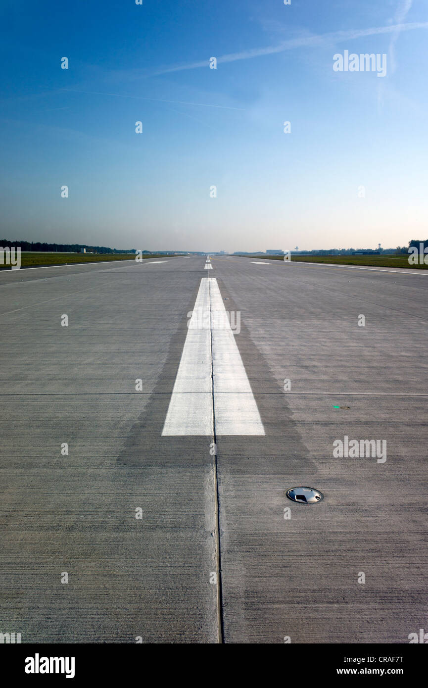 Pista 28R, 07L, una nuova pista di atterraggio all' aeroporto di Francoforte, aprendo il 21 settembre 2011, Frankfurt am Main, Hesse, Germania, Europa Foto Stock