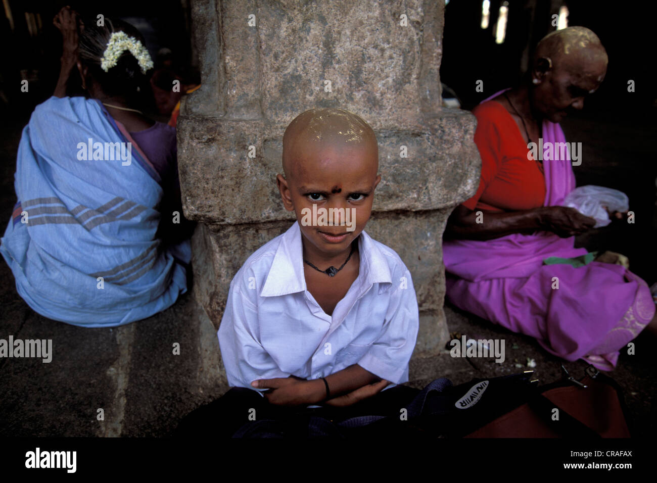 Ragazza dopo un sacrificio di capelli, Ranganathaswamy Hindu Temple, Srirangam, Trichy o Tiruchirappalli, Tamil Nadu, India meridionale, India Foto Stock