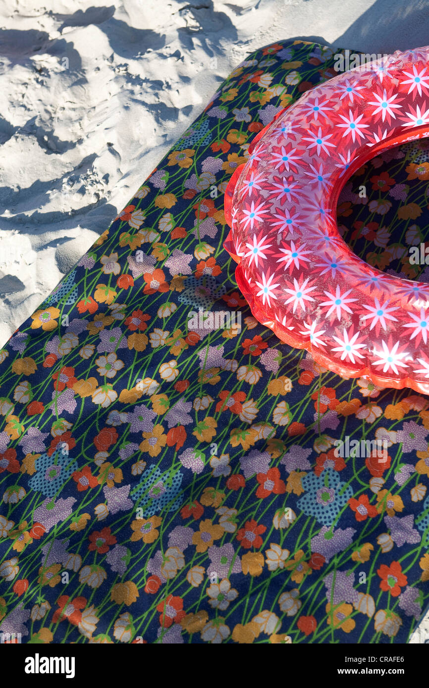 Anello di nuotare e aria materasso sulla spiaggia, vacanze estive Foto Stock
