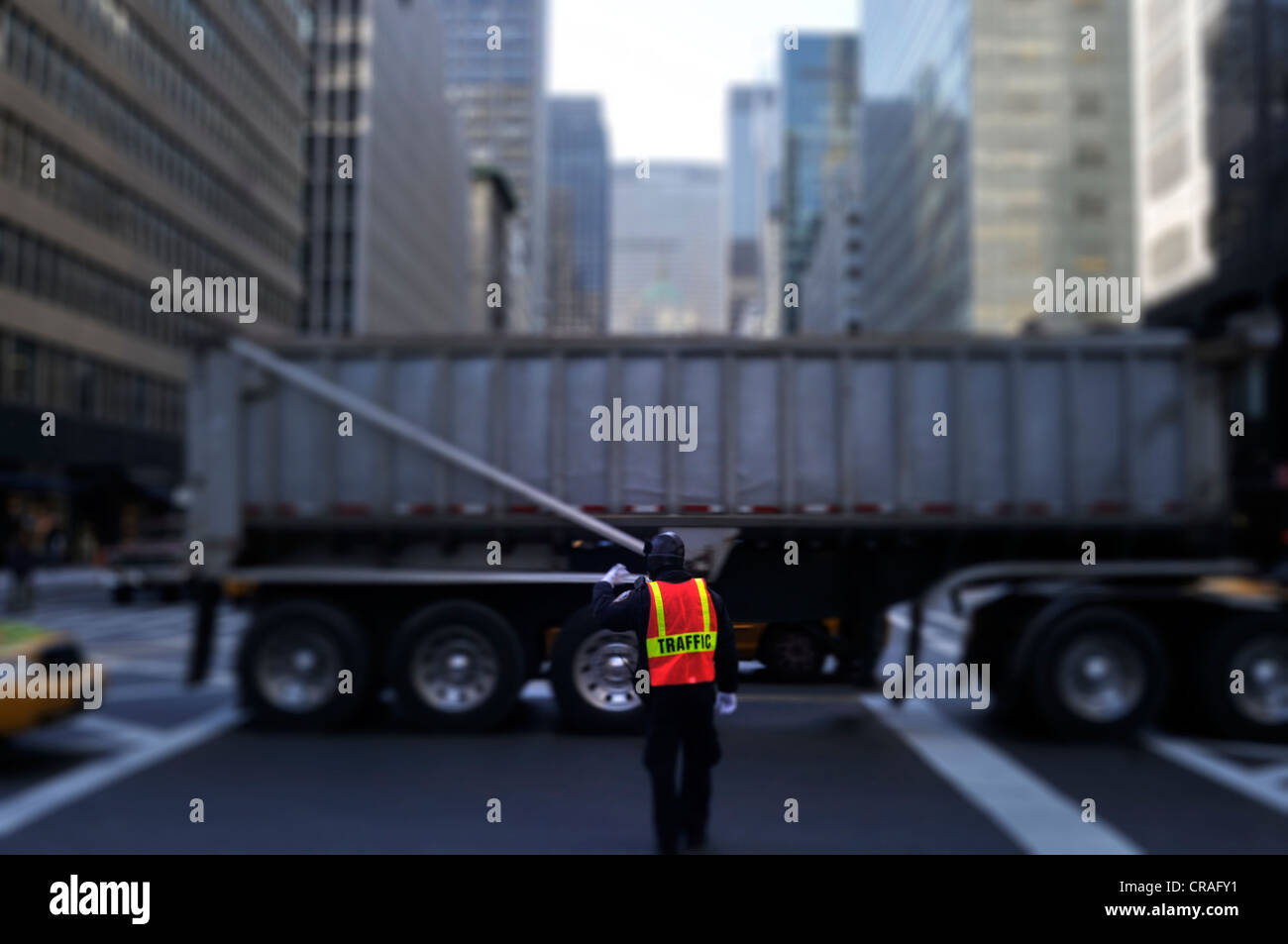Cop di traffico che controllano il traffico, Manhattan, New York, USA, America del Nord Foto Stock