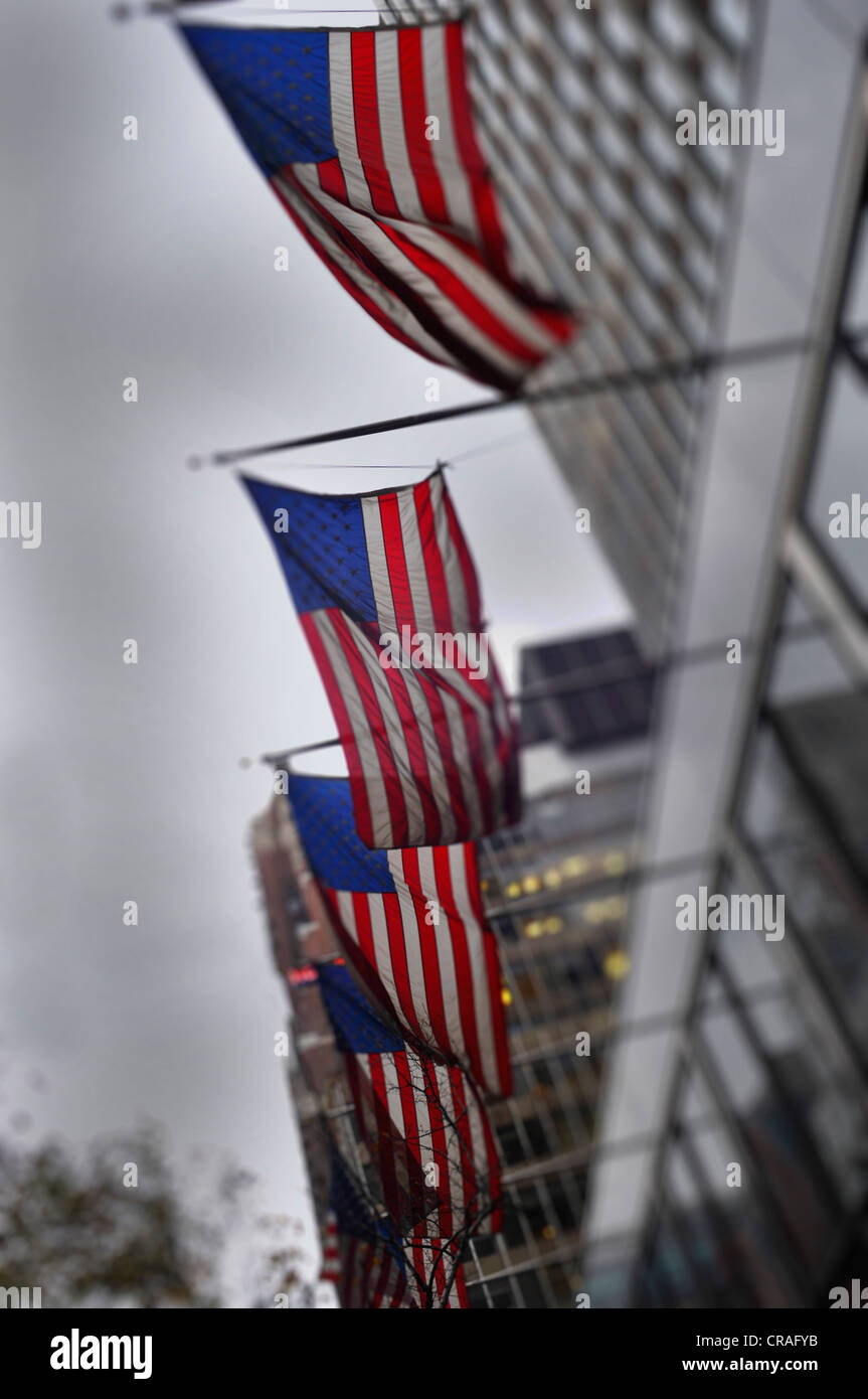 Bandiere degli Stati Uniti, fosche nubi su America, immagini iconiche, Manhattan, New York, USA, America del Nord Foto Stock