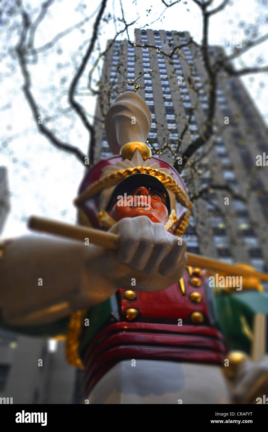 Decorazioni di Natale, statua di un batterista, Manhattan, New York, USA, America del Nord Foto Stock