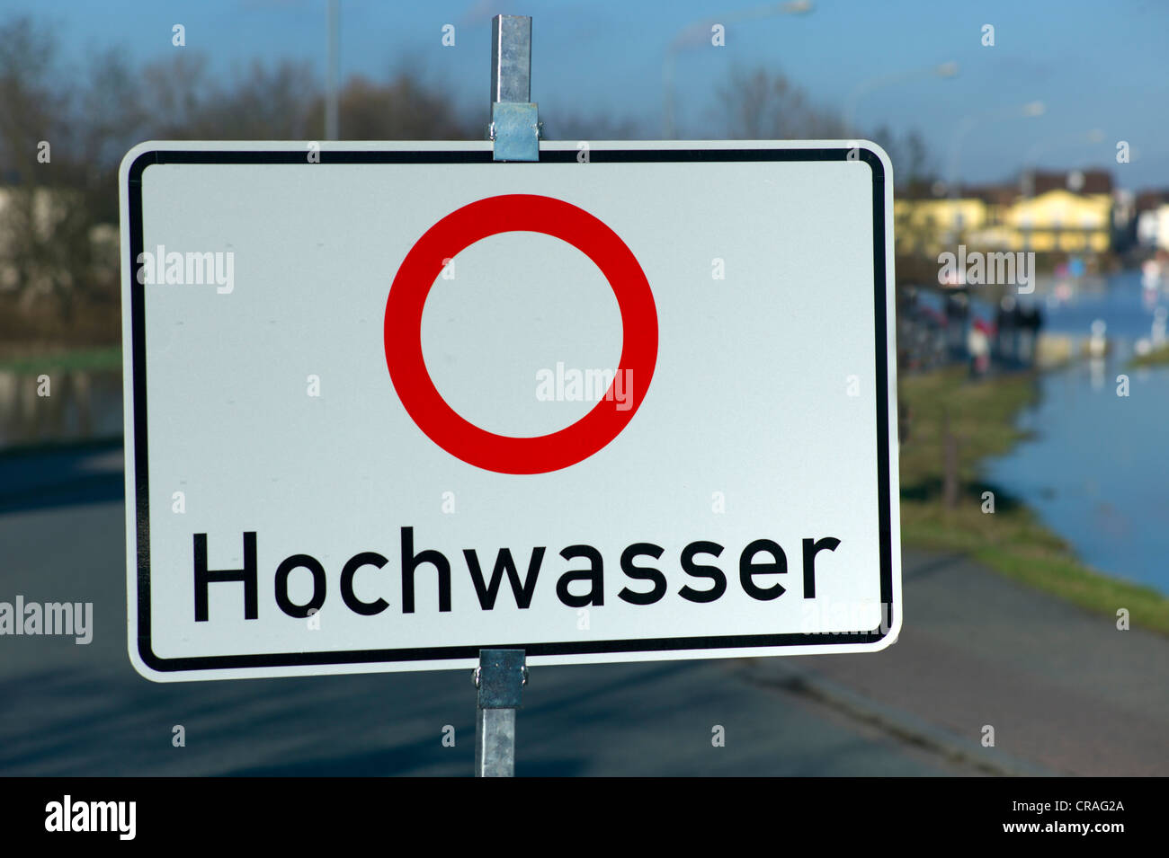 Cartello con scritte "Hochwasser', tedesco per "Attenzione! Flood", chiusura della strada, Hesse, Germania, Europa Foto Stock
