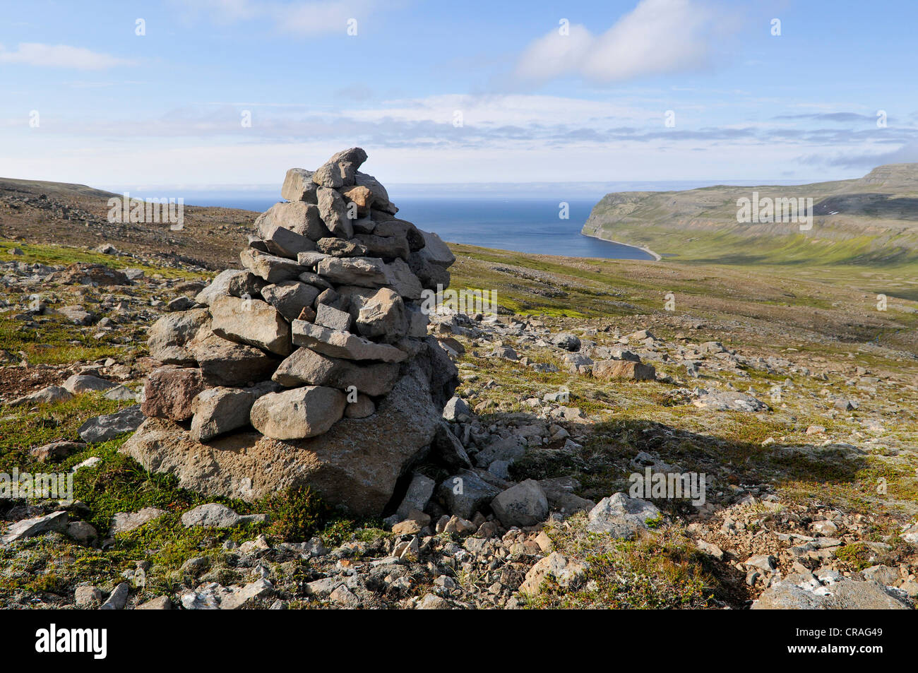 Varða o Varda, cosiddetta custode, antico in pietra o heap cairn per orientamento, Haelavíkurbjarg o Haelavikurbjarg, Hornstrandir Foto Stock