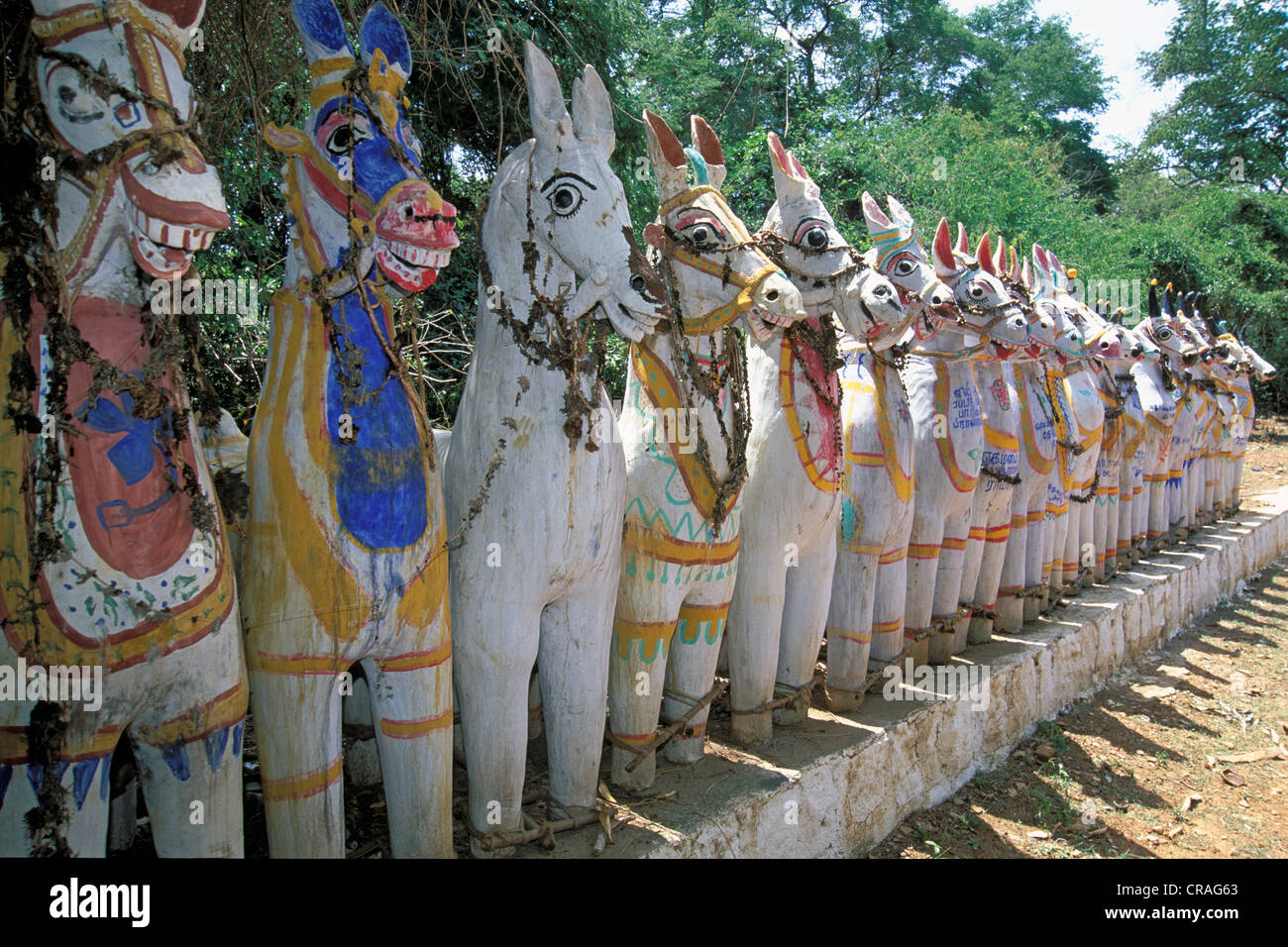 Fila di dipinti di cavalli di argilla, a Karaikudi, Tamil Nadu, India meridionale, India, Asia Foto Stock