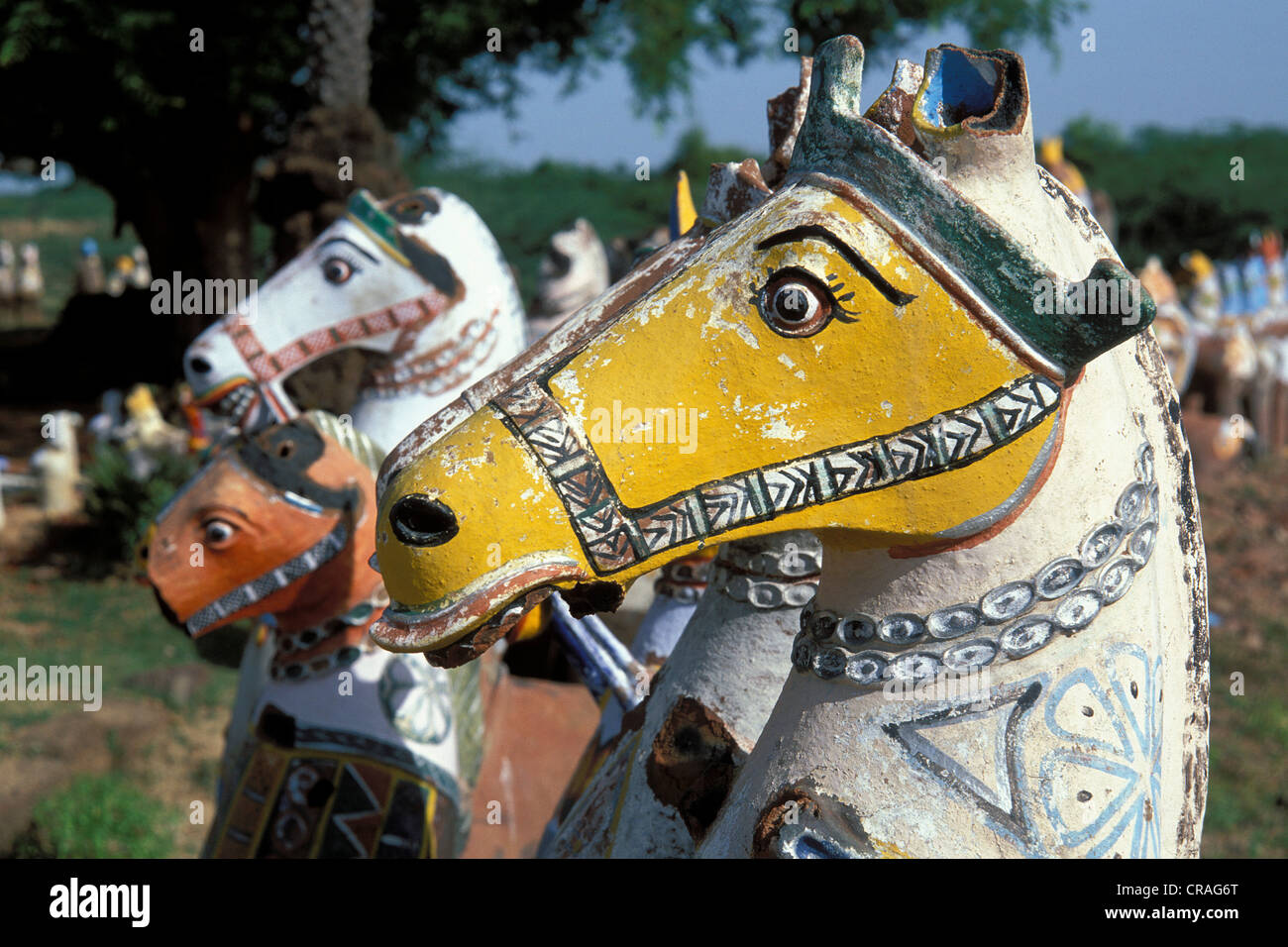 Dipinti di cavalli di argilla, a Karaikudi, Tamil Nadu, India meridionale, India, Asia Foto Stock