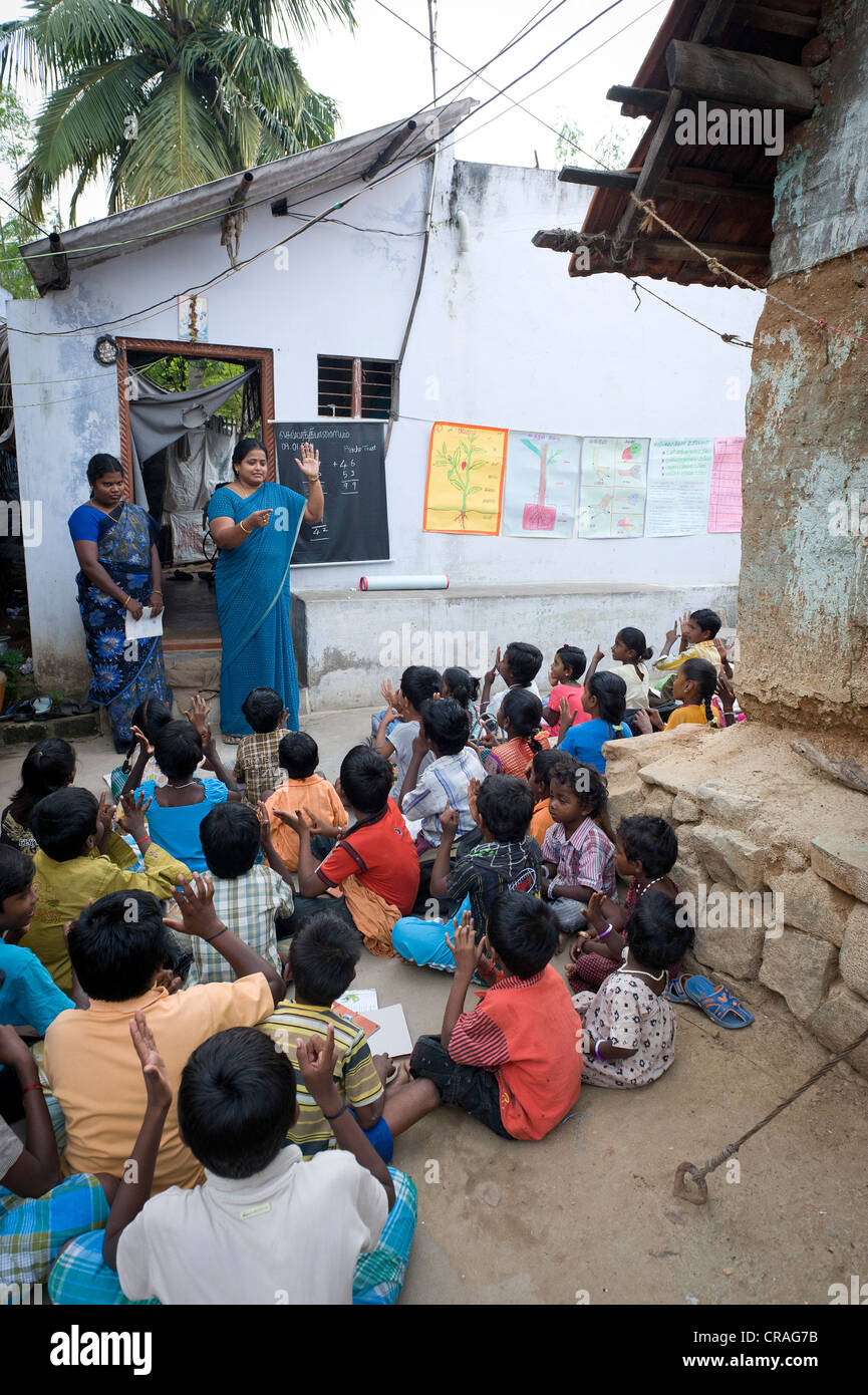 Gli insegnanti e gli alunni, scuola serale, Sevandhipalayam vicino Karur, Tamil Nadu, India meridionale, India, Asia Foto Stock
