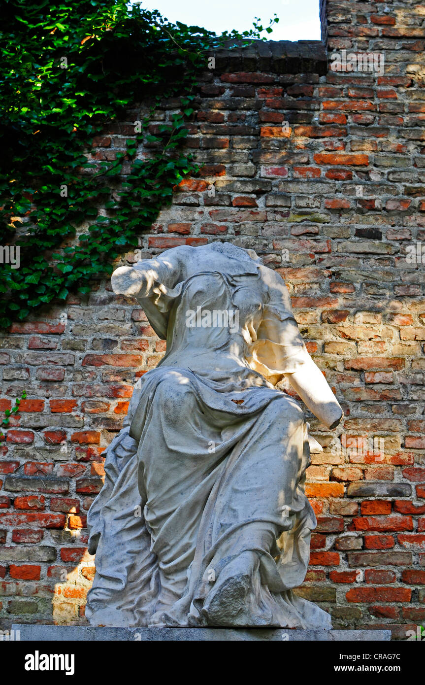 Testa di scultura sulla tomba, Alter Friedhof Suedlicher cimitero, Monaco di Baviera, Germania, Europa Foto Stock
