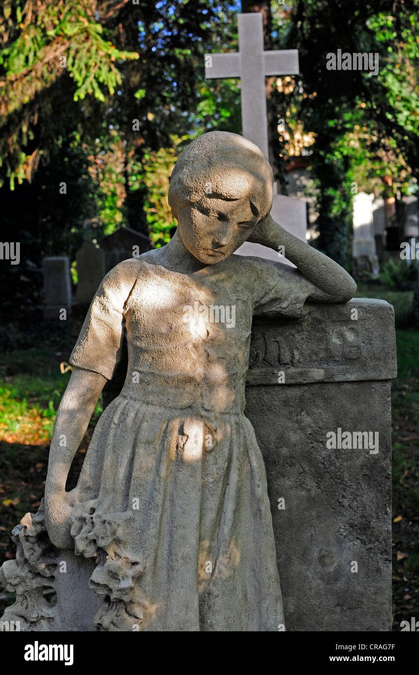 Scultura sulla tomba, Alter Friedhof Suedlicher cimitero, Monaco di Baviera, Germania, Europa Foto Stock