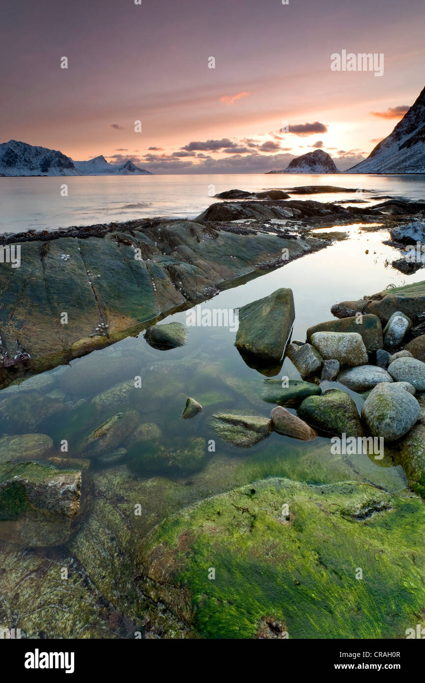Haukland, Baia di Vikbukta sulle Lofoten Isola di Vestvågøya, Isole Lofoten in Norvegia del Nord, Norvegia, Europa Foto Stock