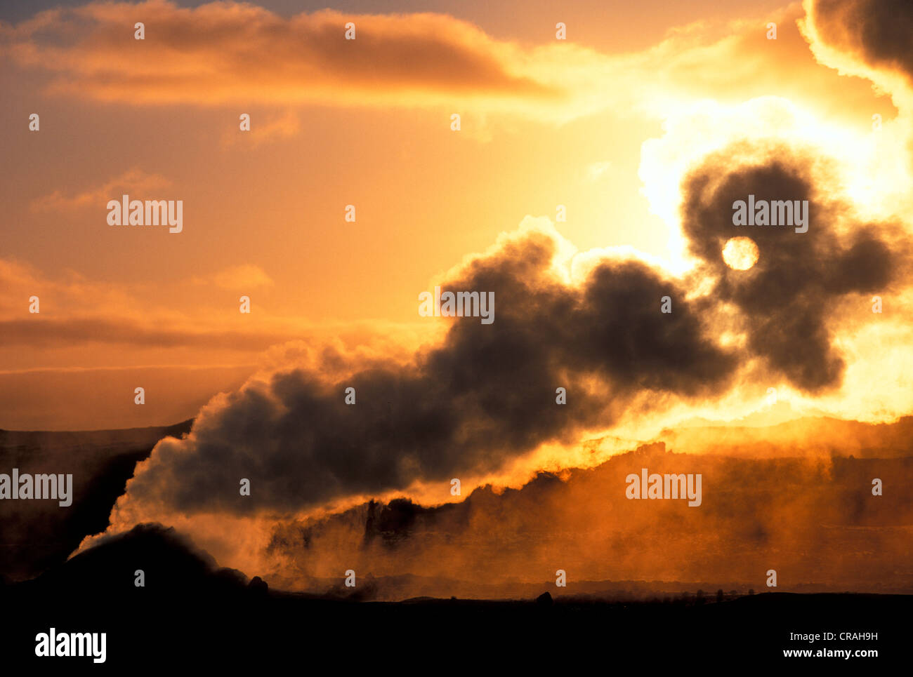 Sunrise con il vapore proveniente dal vulcano Solfatara, Námafjall, Námaskarð o Namaskard, Hverir, Mývatn o Myvatn, Islanda, Europa Foto Stock