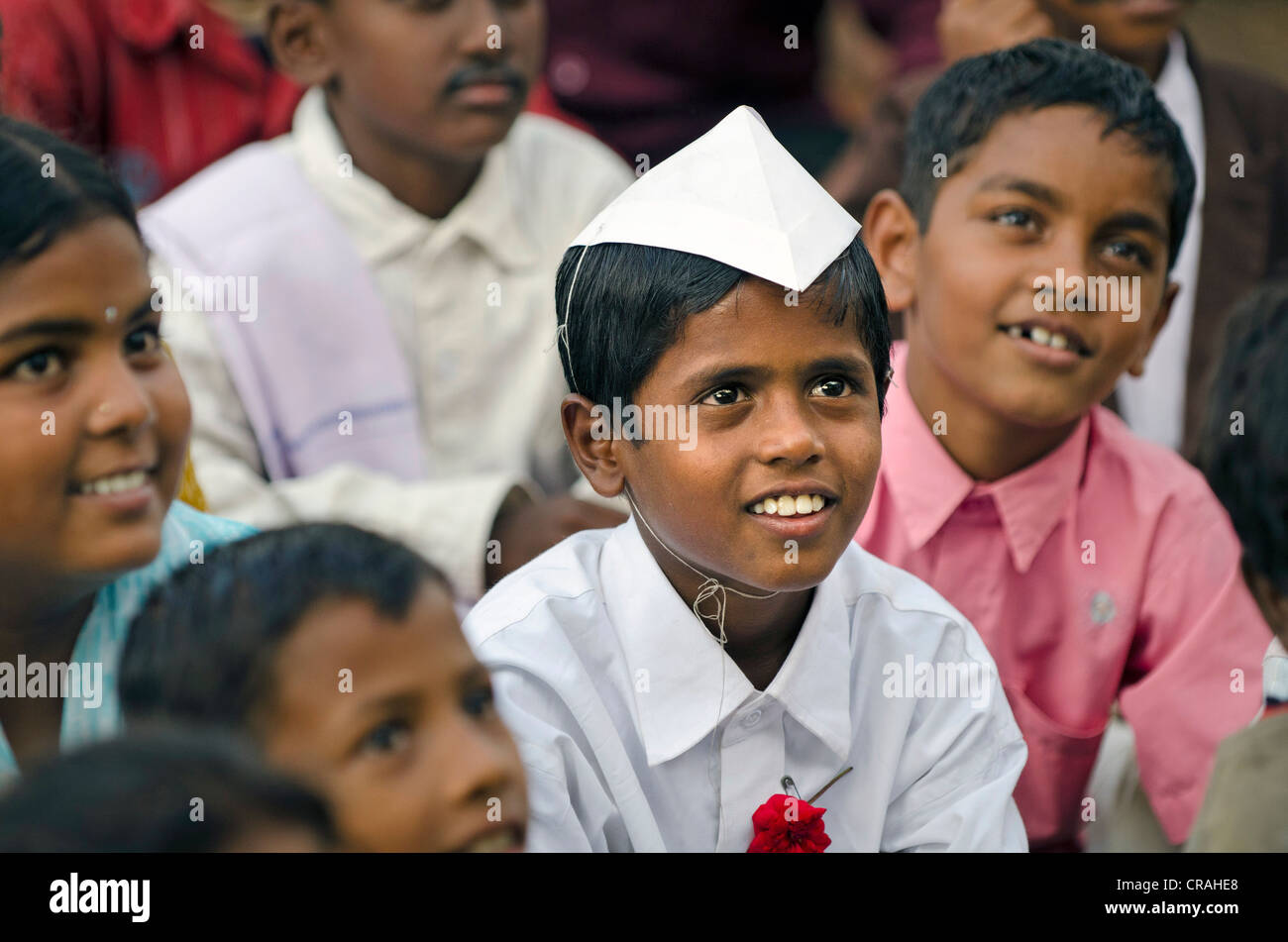 Ragazzo vestito come Jawaharlal Nehru, dimostrazione contro il lavoro minorile, Karur, Tamil Nadu, India, Asia Foto Stock