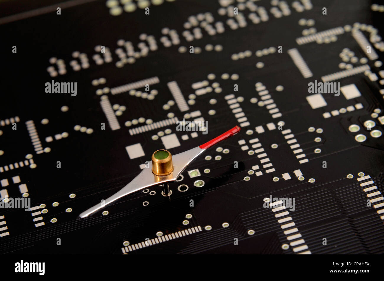 Scheda elettronica con ago di una bussola, immagine simbolica per dove è la tecnologia Foto Stock