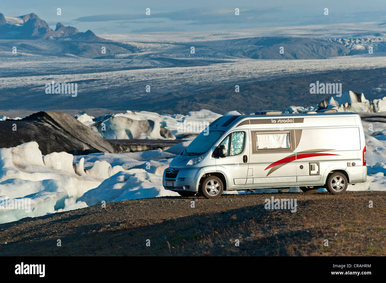 Veicolo per attività ricreative o motor home, Joekulsárlón laguna glaciale, a sud dell'Islanda, Islanda, Europa Foto Stock