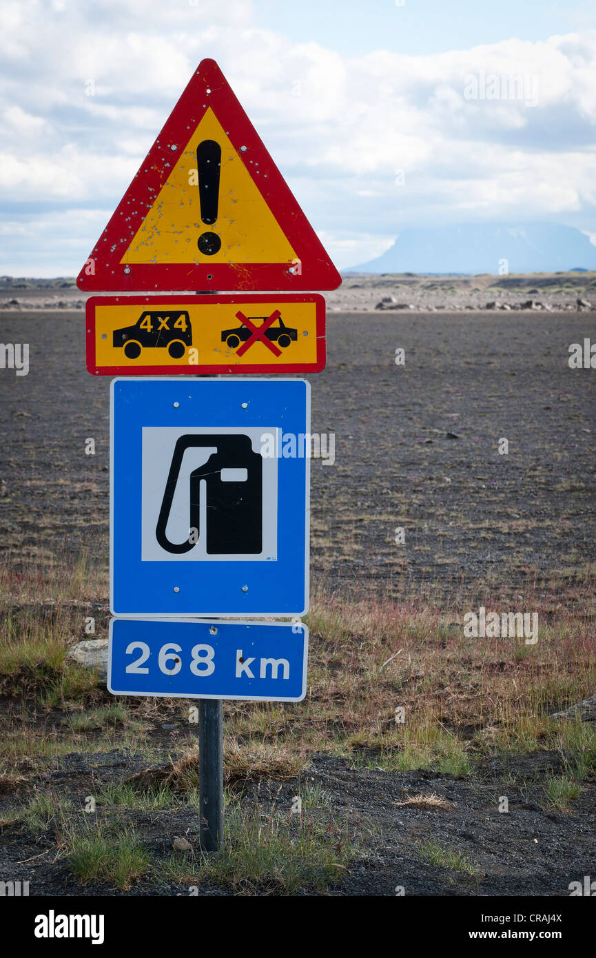 Segnale di avviso indica la mancanza di stazioni di benzina nelle highlands, Ring Road, il nord dell'Islanda, Europa Foto Stock