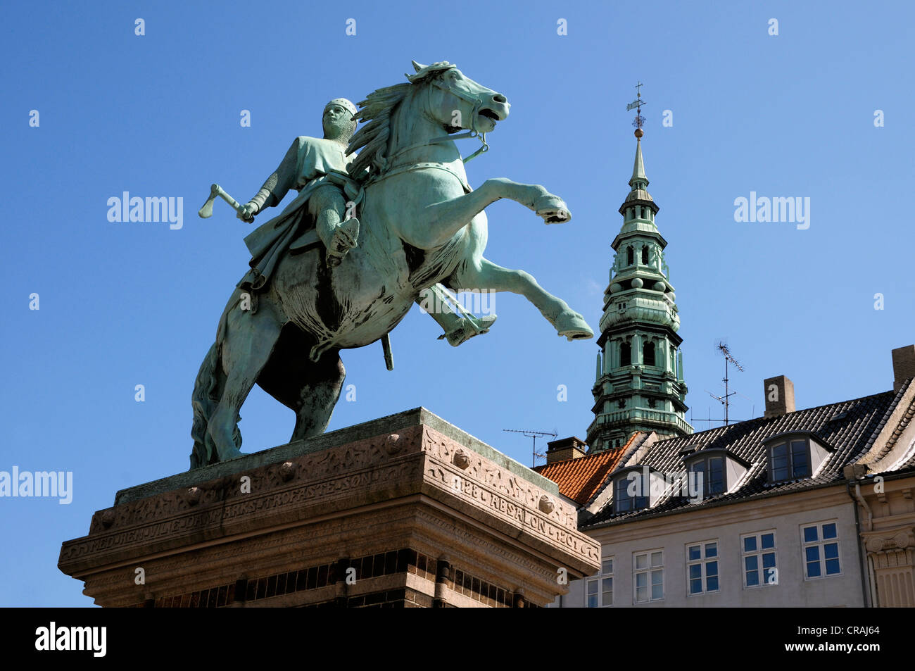 Højbro Plads piazza con un monumento della città del fondatore, il vescovo Absalon, Copenhagen, Danimarca, in Scandinavia, PublicGround Foto Stock