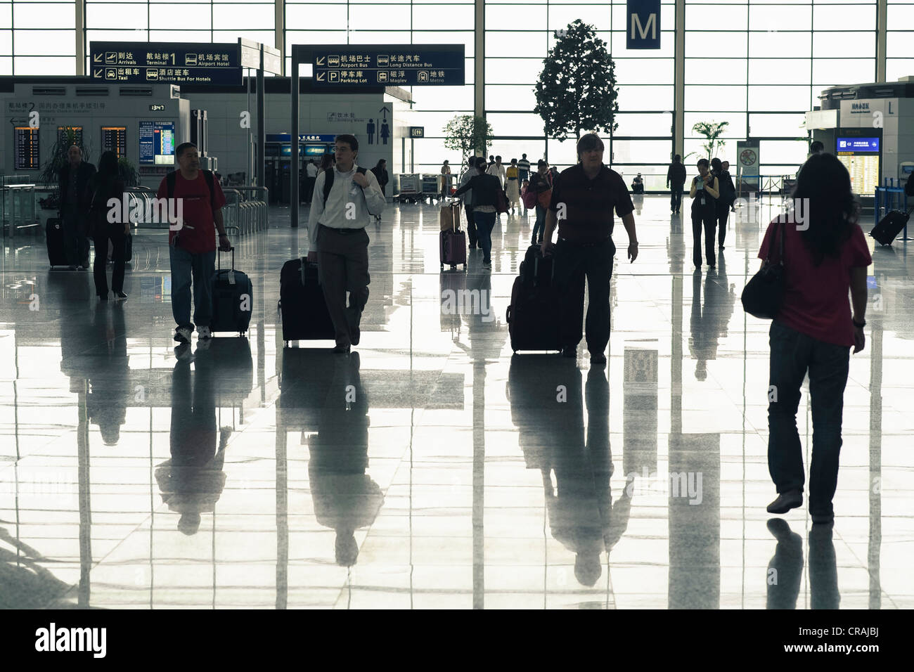 Interno del Terminal 2 dell'Aeroporto Internazionale di Pudong di Shanghai in Cina Foto Stock