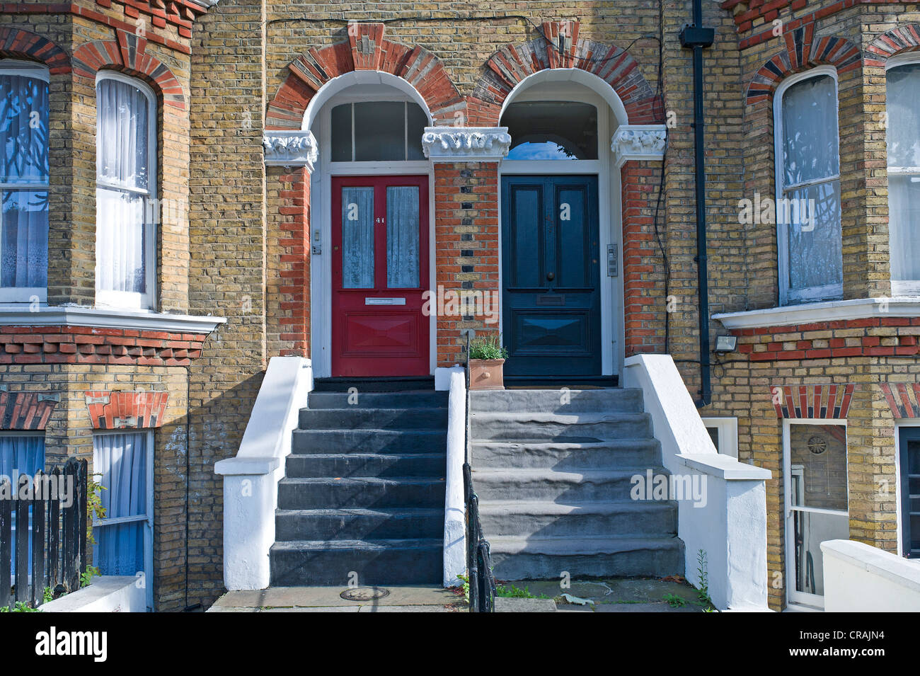 Delle entrate dell'edificio, porte anteriori, Brixton, London, England, Regno Unito, Europa Foto Stock