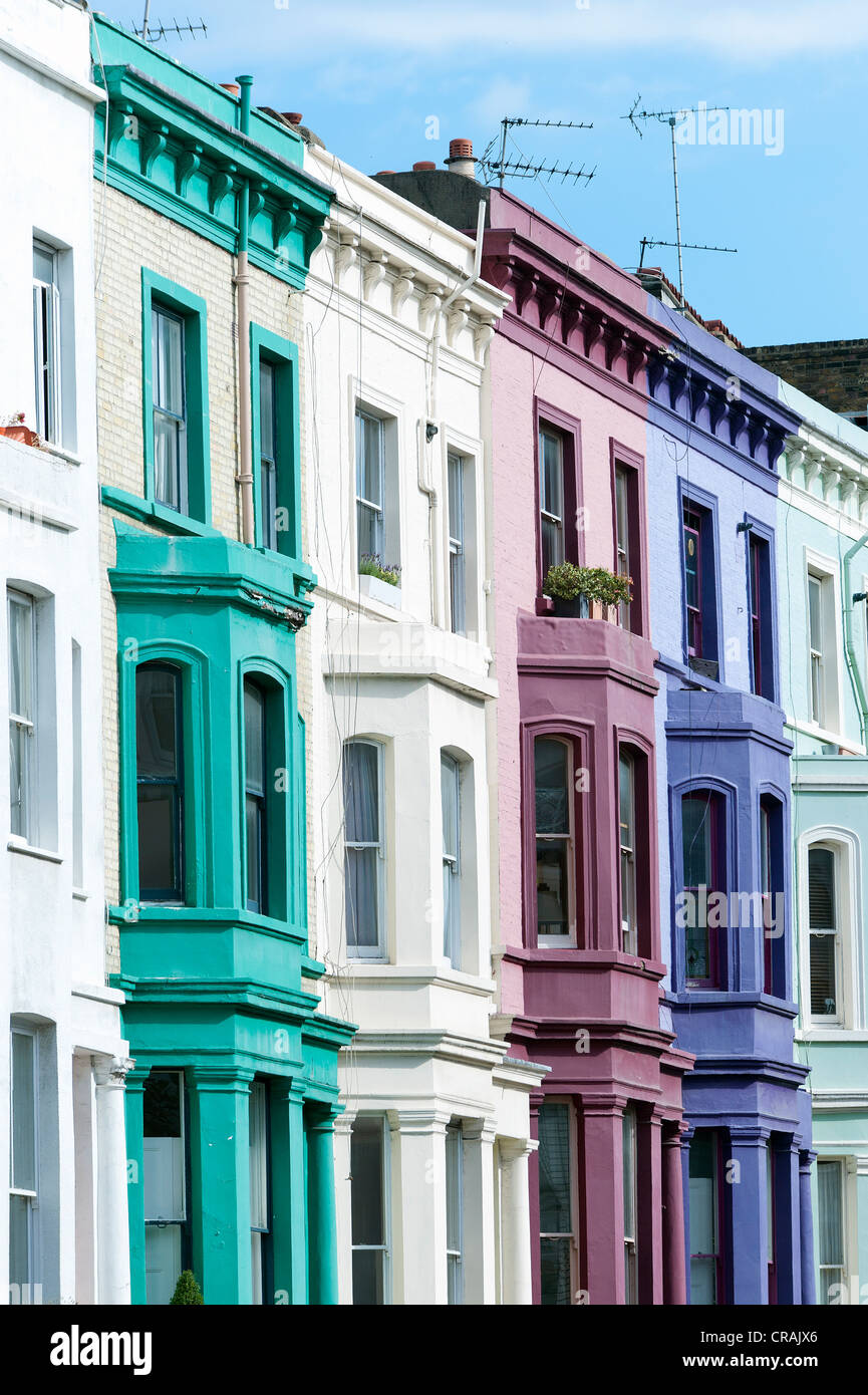 Colorate case a schiera, Portobello Road a Notting Hill, Londra, Inghilterra, Regno Unito, Europa Foto Stock