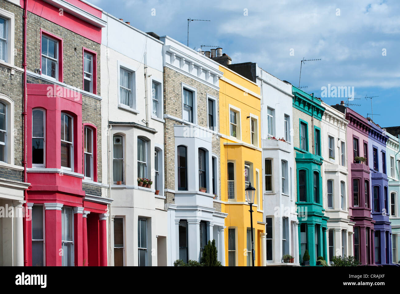 Colorate case a schiera, Portobello Road a Notting Hill, Londra, Inghilterra, Regno Unito, Europa Foto Stock