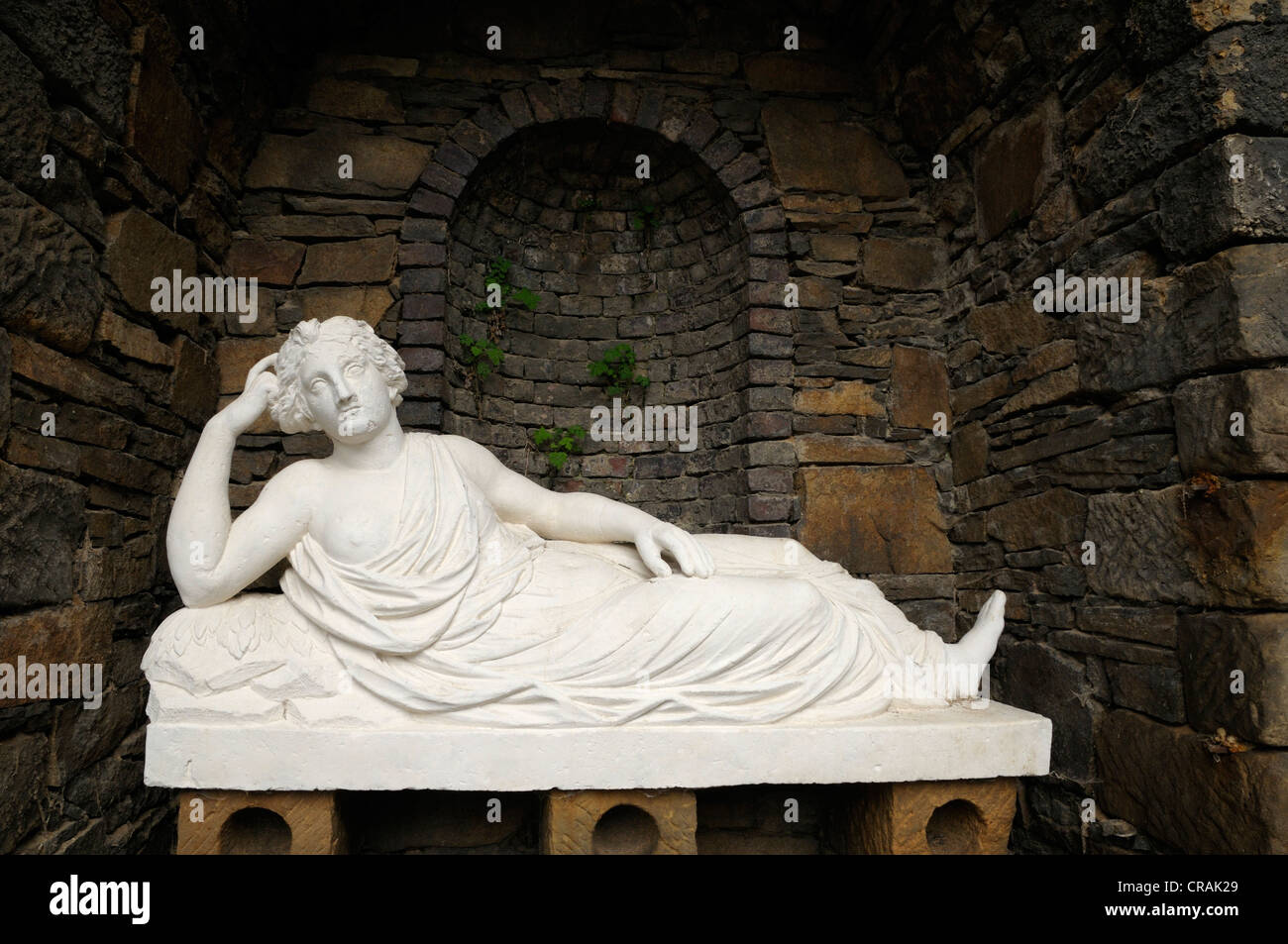 Statua di giacitura Ninfa Egeria, grotta di Egeria, Woerlitzer Park, sito Patrimonio Mondiale dell'UNESCO Dessau-Woerlitzer Gartenreich Foto Stock