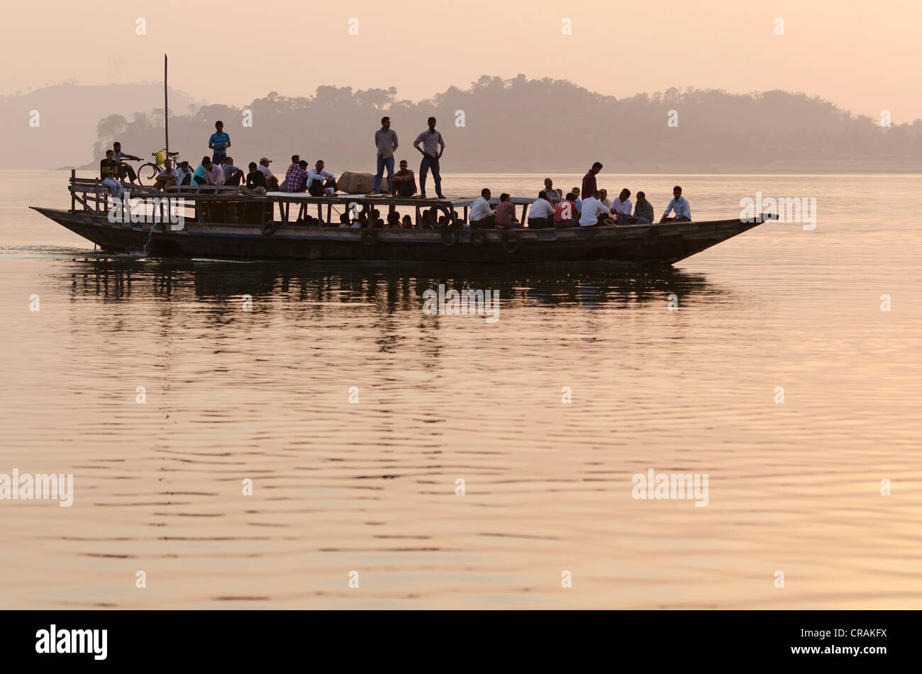 Traghetto sul fiume Brahmaputra a Guwahati, Assam, India, Asia Foto Stock