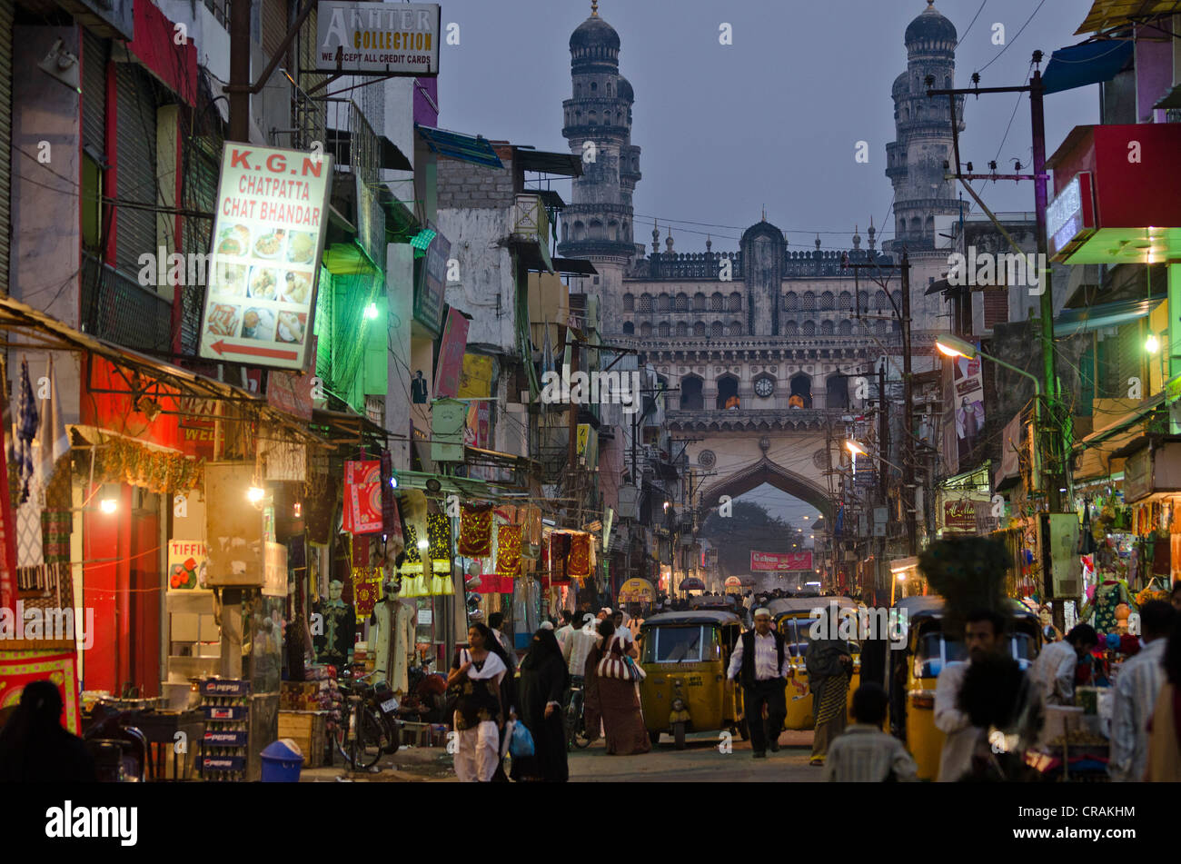 Occupato bazaar vicino al monumento Charminar, Hyderabad, Andhra Pradesh, India meridionale, India, Asia Foto Stock