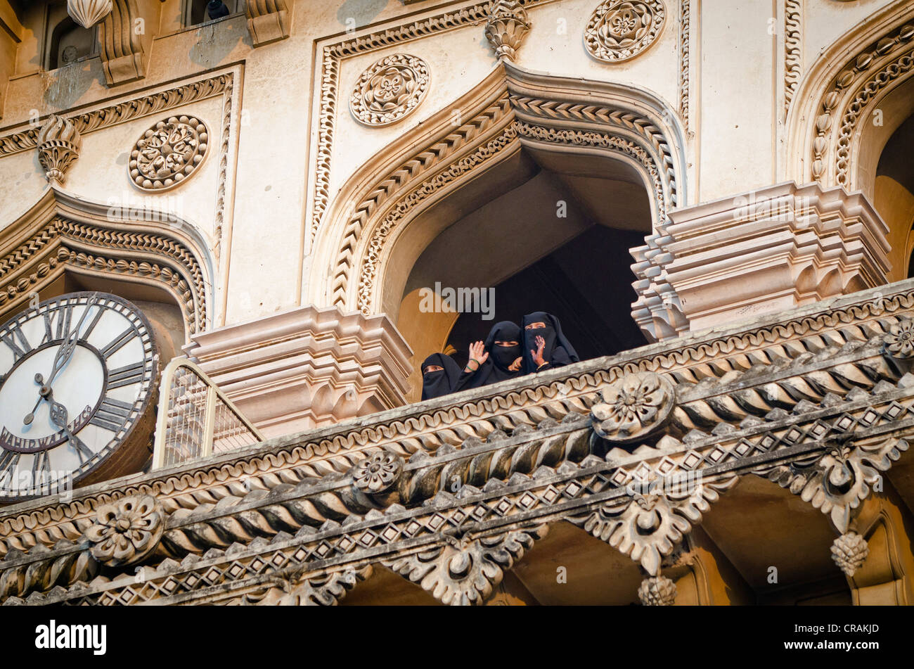 Le donne musulmane sventolare giù dal monumento Charminar, Hyderabad, Andhra Pradesh, India, Asia Foto Stock