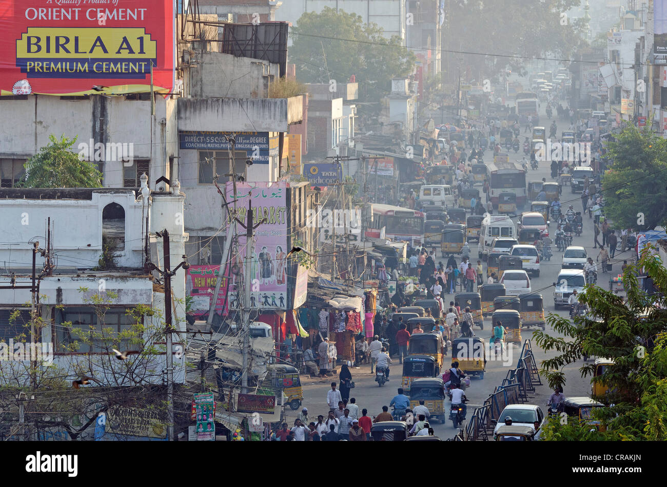 Strada trafficata vicino al monumento Charminar, Hyderabad, Andhra Pradesh, India, Asia Foto Stock