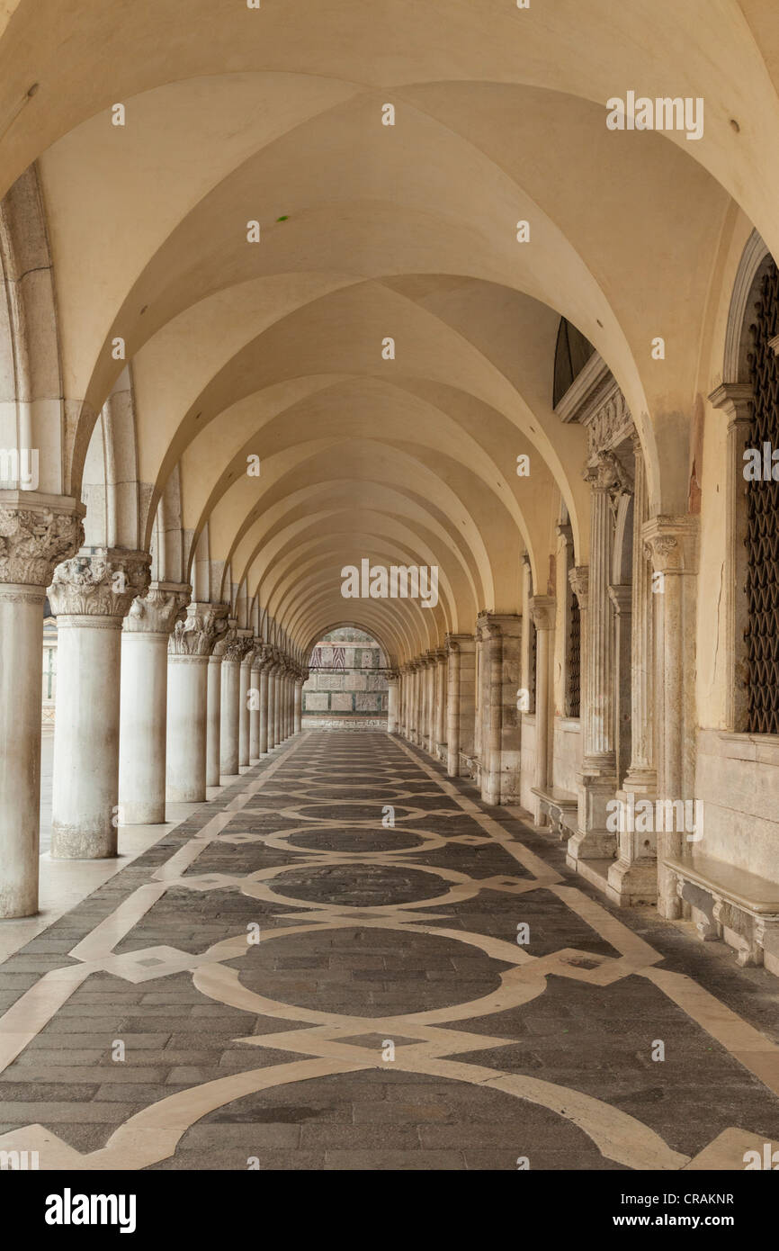 Gli archi del palazzo Ducale in piazza,San Marco, Venezia, Italia. Foto Stock