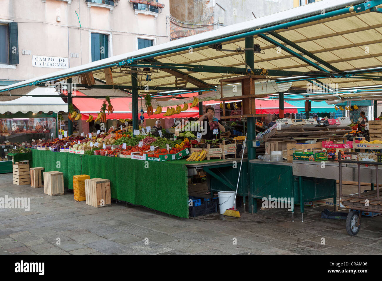 Un mercato di frutta e verdura in stallo il mercato di Rialto, Venezia, Italia. Foto Stock