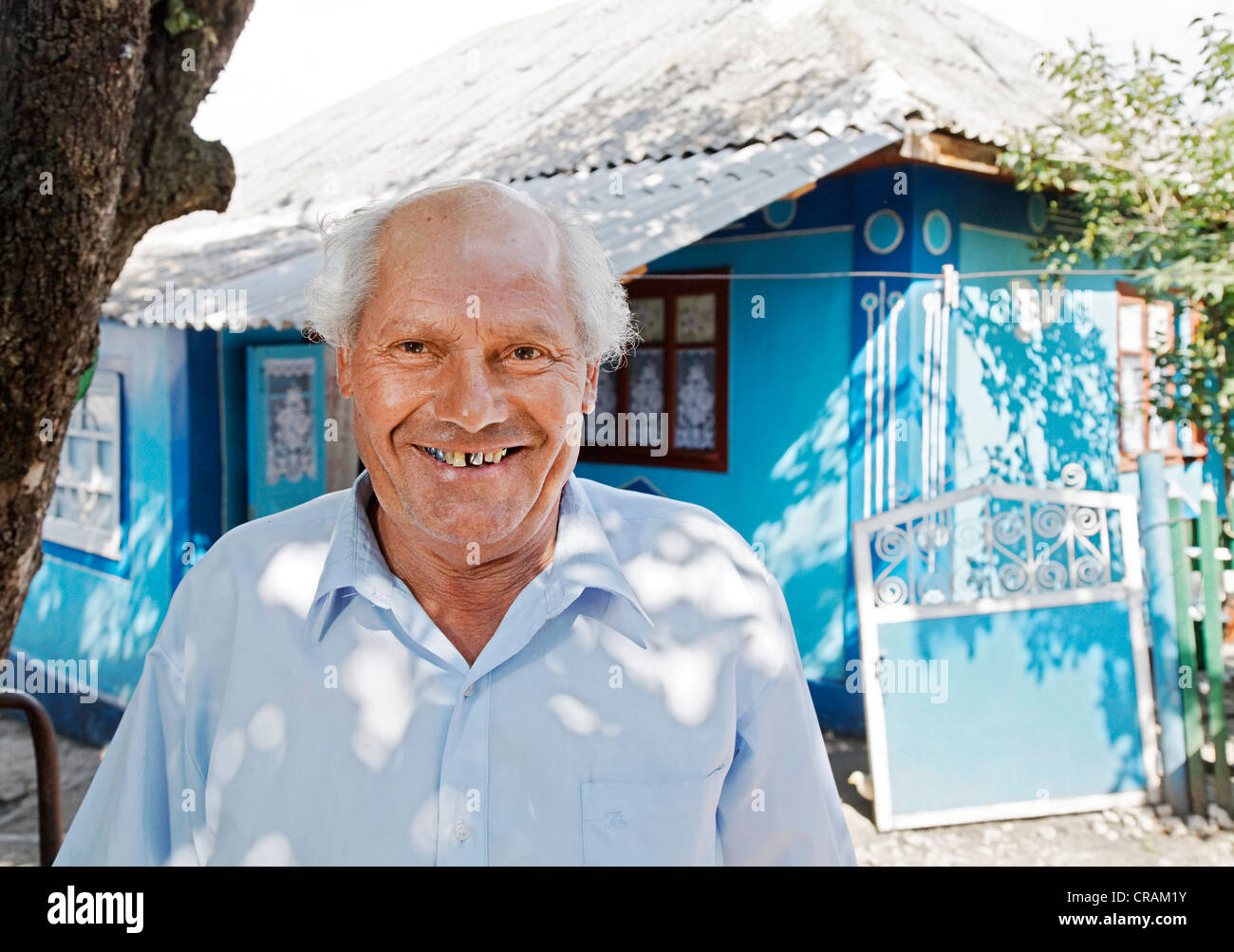 Victor Cracea, capo villaggio di Mincenii de Jos, Moldavia, Europa sud-orientale Foto Stock