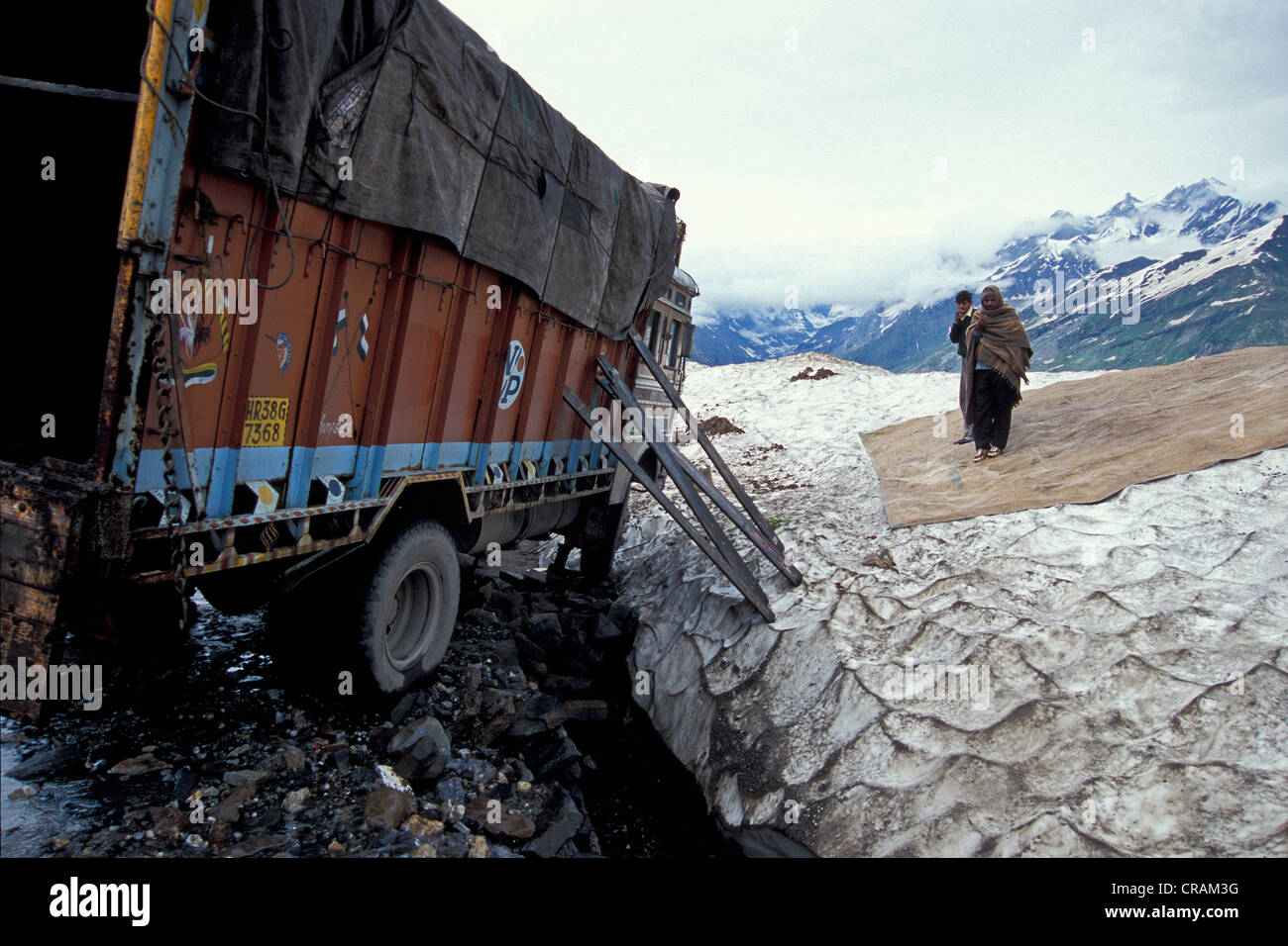 Carrello con assale rotto su un pass, Rohtang Pass, Himachal Pradesh, Himalaya indiano, Nord India, India, Asia Foto Stock